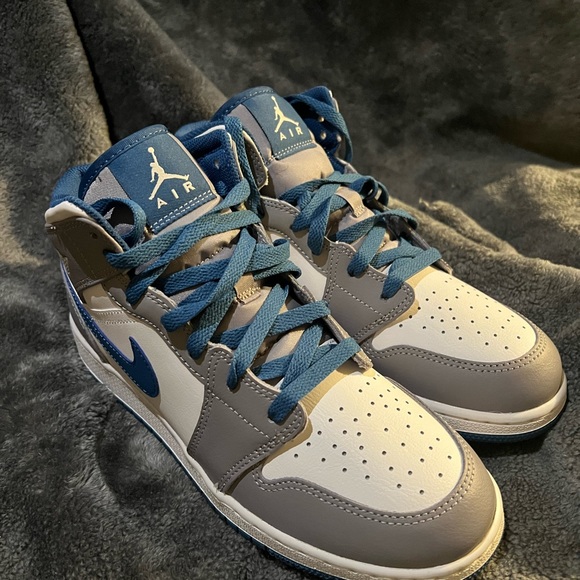 NIKE AIR JORDAN 1 MID GS - Picture 6 of 8